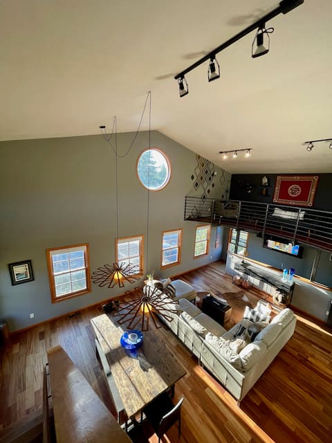 Modern penthouse loft in the center of town