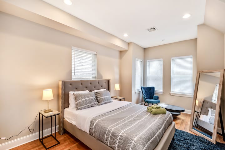 Chumba cha kulala #1 (Kitanda cha Malkia) kilicho na viti.