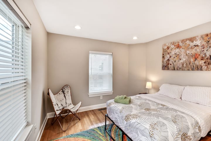 Chumba cha kulala #3 (1 Kitanda kamili) - Na tani za mwanga wa asili na viti vya kufurahia kitabu