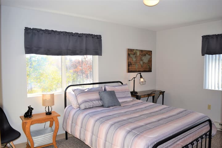 The Industrial Room (room 6, queen) is located in the south wing.  It has a half bath, lighted walk-in closet, and TV.  It is 10x14 and gets afternoon sun.