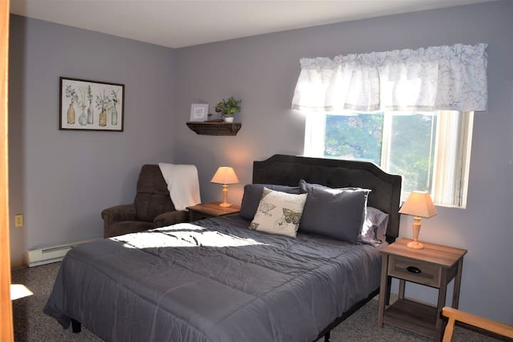 The Botanical Room (room 5, queen) is located in the south wing.  It gets beautiful morning sun, and has a half bath, lighted walk-in closet, and TV. 