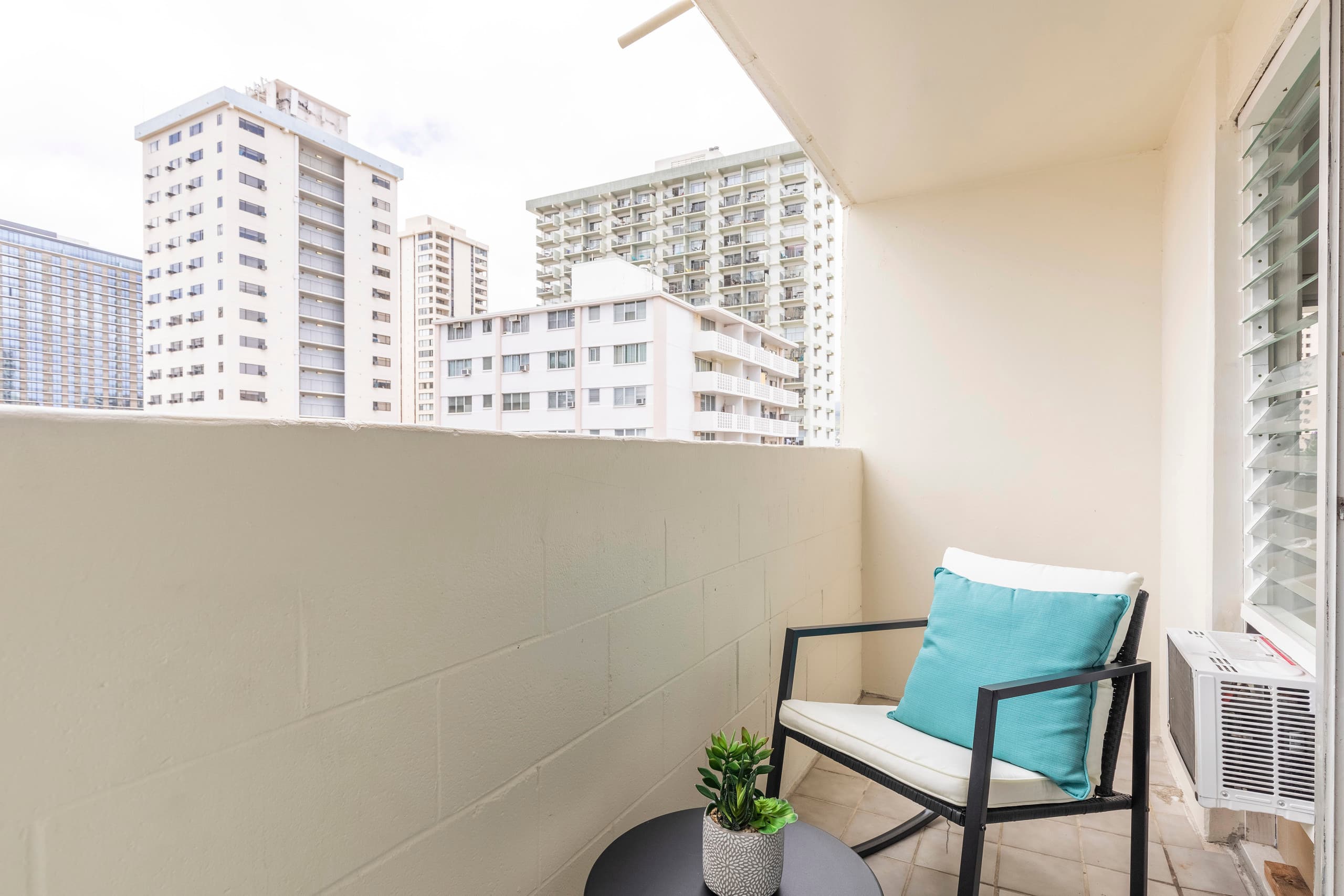 Condo in Honolulu · ★4.91 · Studio · 2 beds · 1 private bath - Image 18