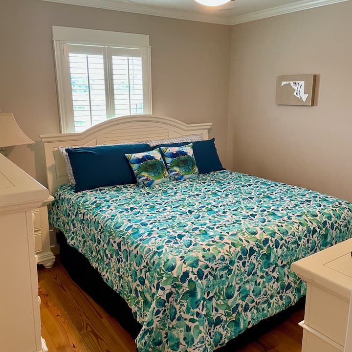 Cama tamaño king en el dormitorio principal