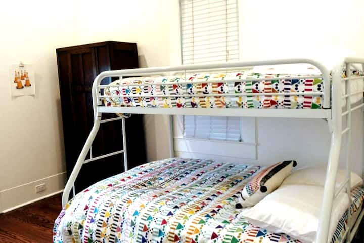 Druga spavaća soba. Kreveti na kat s bračnim krevetom.