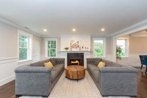 Boston's Luxury Home: Pet-Friendly, 4BR, Sleeps 10