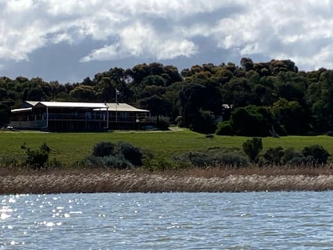 Lake house(16p+), Lake access, large deck & jetty