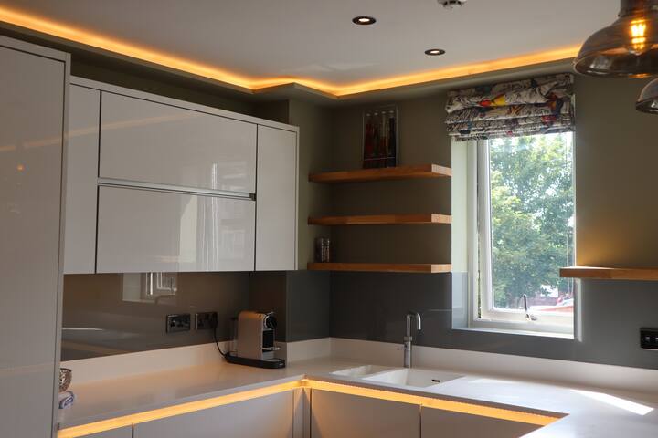 High Spec Apartment with Gym/Spa and Concierge gallery image 2