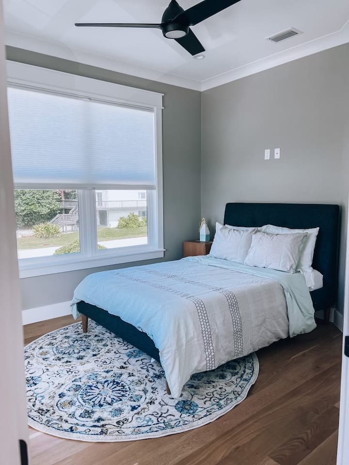 Habitación de invitados en el segundo piso con armario.