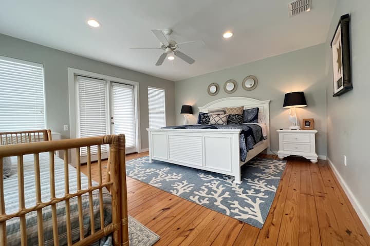 ห้องมาสเตอร์สวีทกว้างขวางพร้อมระเบียงส่วนตัว