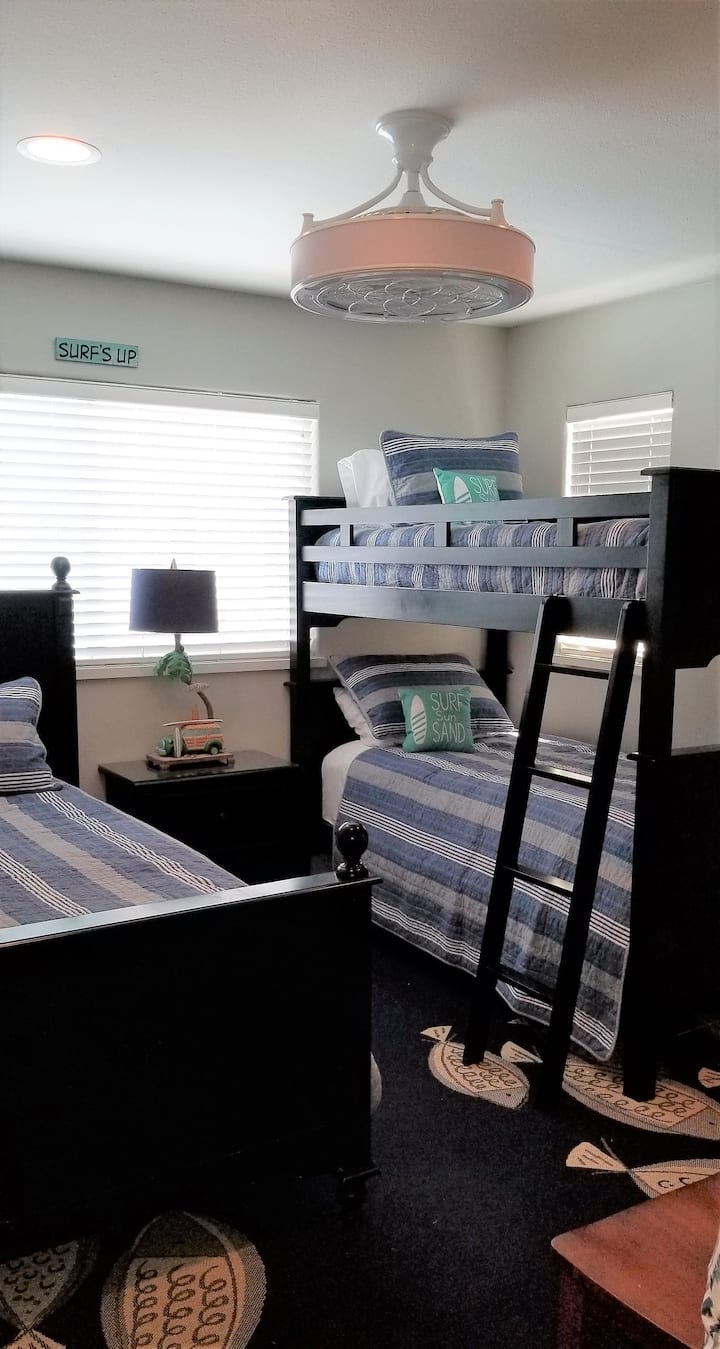 เตียงสองชั้นในห้องสองชั้น