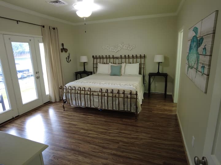 Брачен кревет (широк 180-220 см) во главната