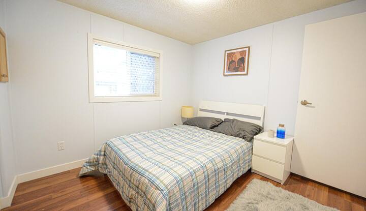 Vacation rental in Britannia Beach with comfortable beds. We can sleep up to 6 guests. 