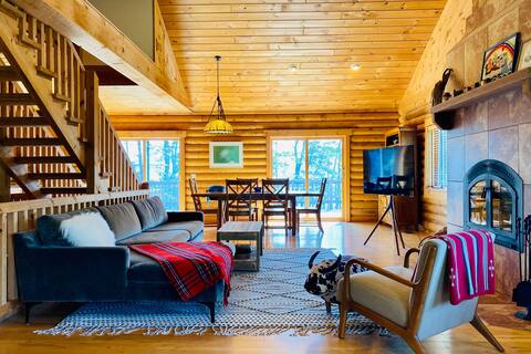Four season mountain retreat with hot tub!