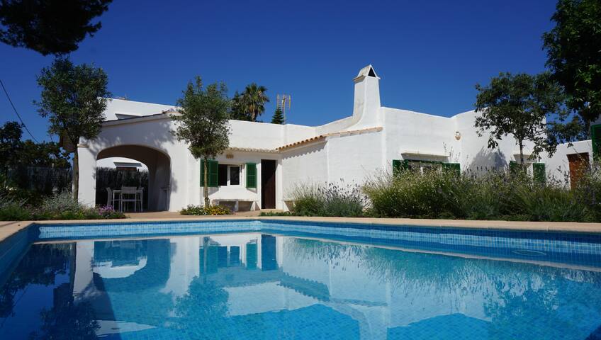 Casa con piscina y jardín en zona residencial