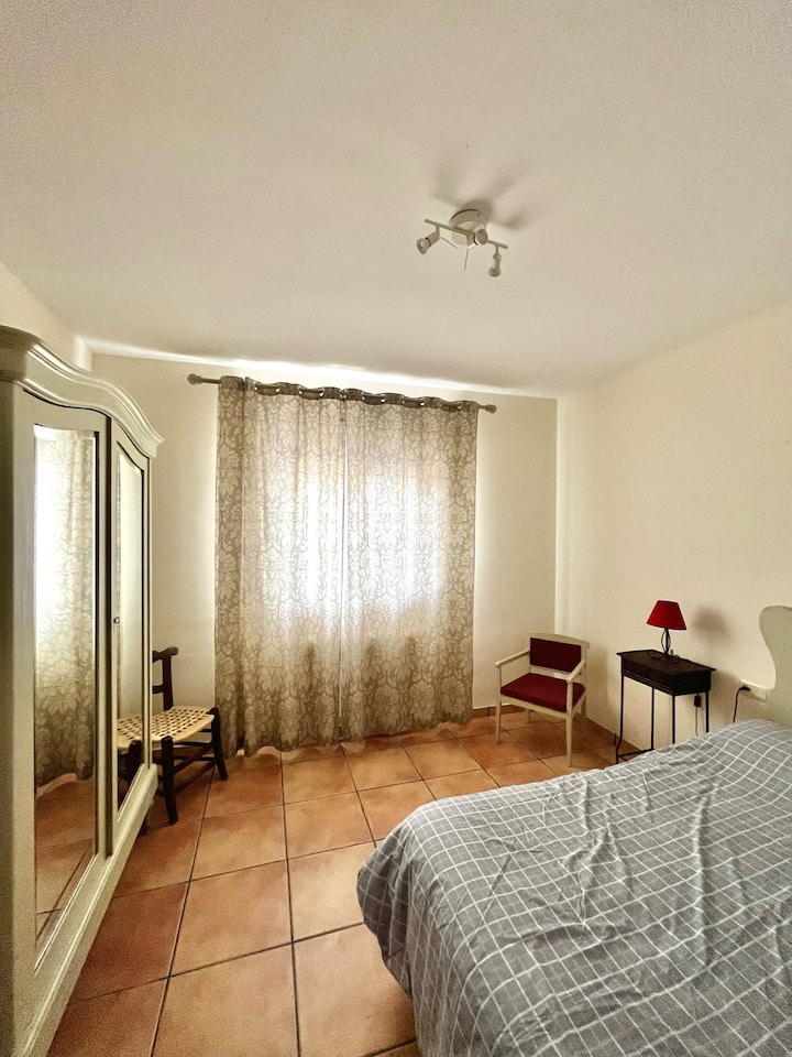 Dhoma e gjumit e dytë me krevat dopio me përmasa 135 cm dhe dollap të madh. Rinovuar rishtazi me dekorime më të freskëta dhe më të këndshme