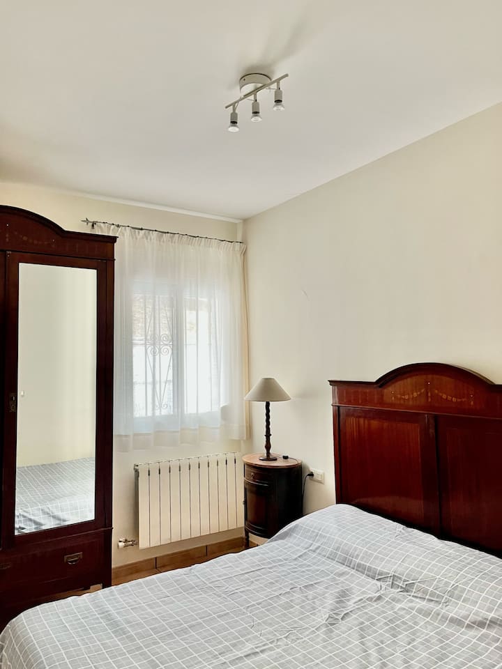 Dhoma e parë e gjumit me një krevat dopio 135 cm