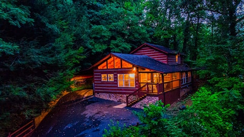 Top performing Airbnb: Private, 1 mile to Downtown, Hot Tub, Firepit in Gatlinburg