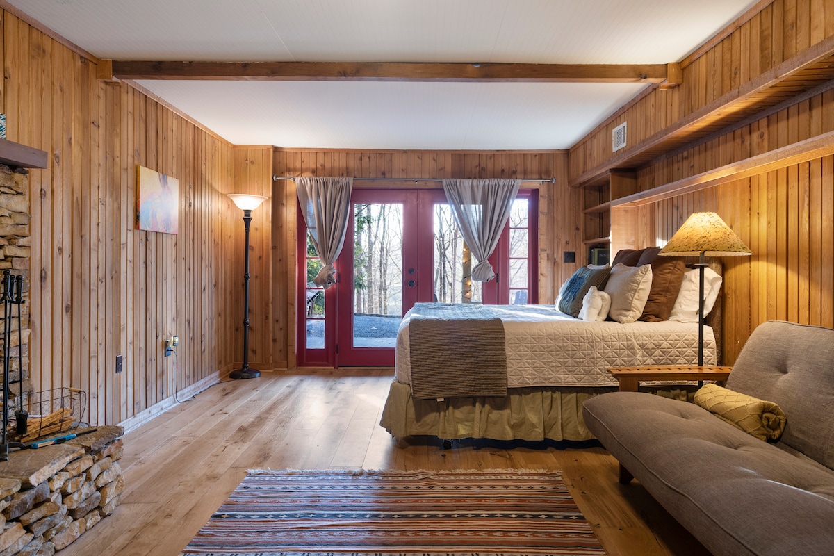 საძინებელი 4 (ცალკე ლუქსი 152×203 სმ საწოლით, სამზარეულო, მისაღები და აბაზანა‑ტუალეტი)