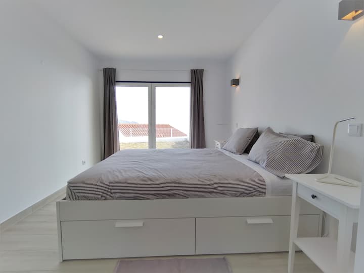 Dormitorio doble con baño privado y acceso a la terraza al aire libre