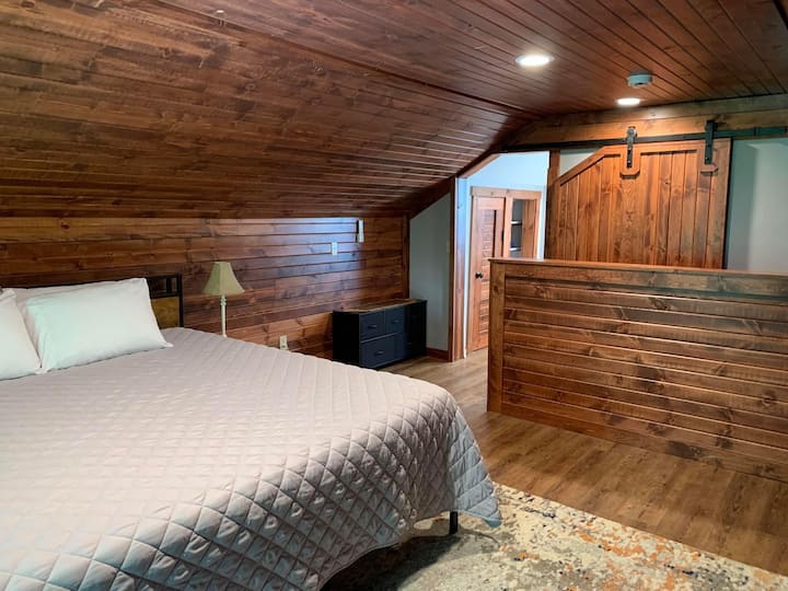 Лофт на горния етаж - голямо двойно легло и вход към вратата на хамбара към самостоятелна баня и тоалетна