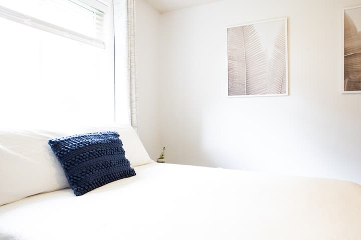 Dormitorio de invitados #1 con cama de tamaño completo, topper de espuma viscoelástica de tres pulgadas, escritorio de pie y TV de pantalla plana con Roku.