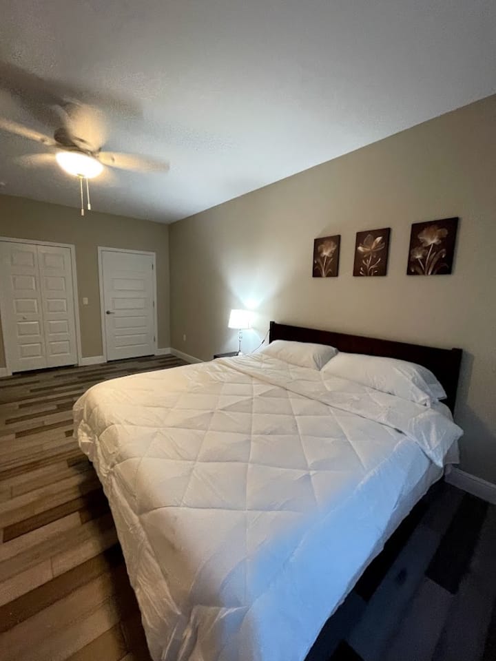 Letto matrimoniale grande con materasso in memory foam di lusso.