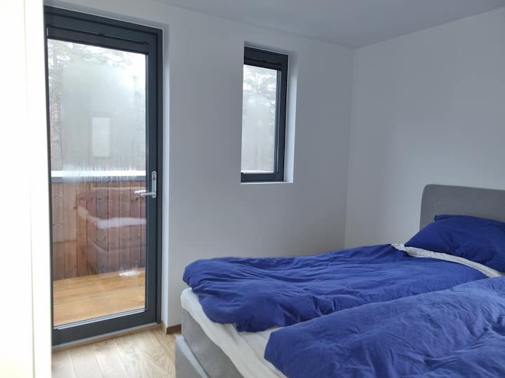 Magamistuba väljapääsu verandaga.