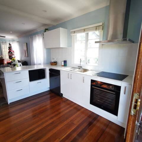 Private Home with 9.5m heated pool suburbanSTAY gallery image 3