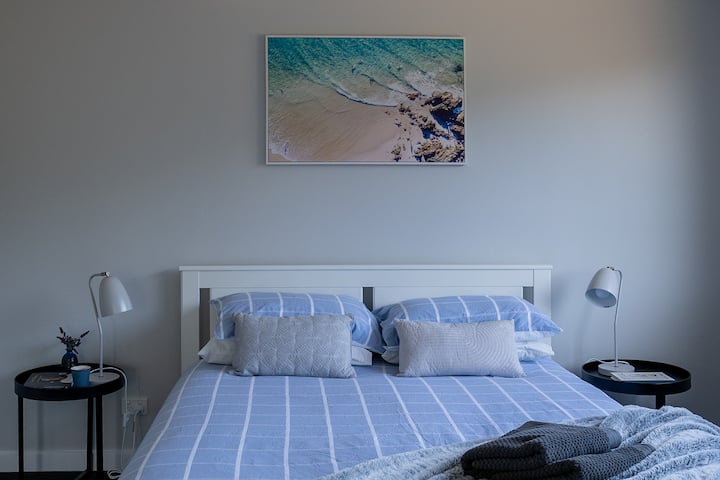 Veľká manželská posteľ a prechádzka v šatníku. 