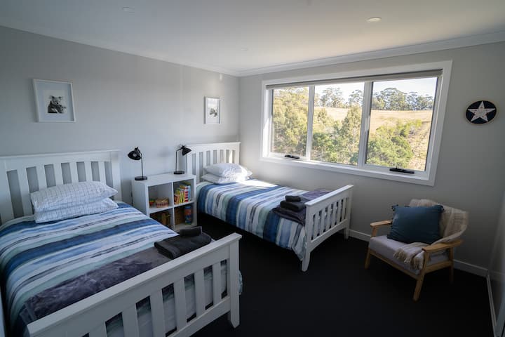 2 jednolôžka s manželskou posteľou King. 