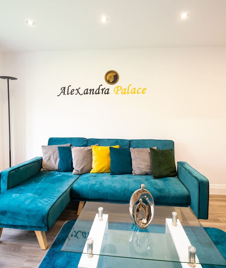 غرفة معيشة كبيرة مع أريكة مريحة 