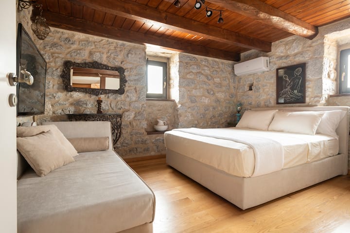 ห้องนอนชั้นแรกพร้อมเตียงคู่ที่อบอุ่นและโซฟา "เก้าอี้ยาว"