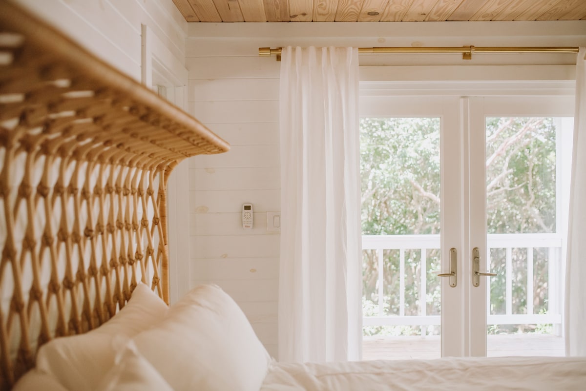 Dreamy king-size bedroom at Cocomo Cottage.