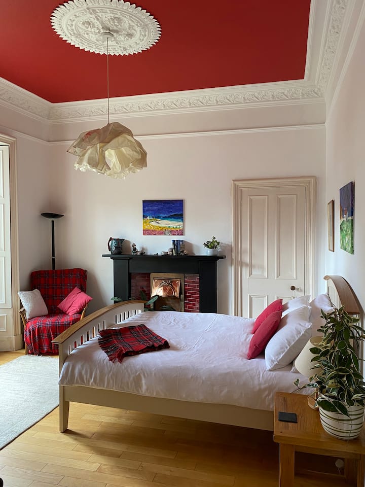 Spacious double bedroom in traditional home. Bed and breakfasts for