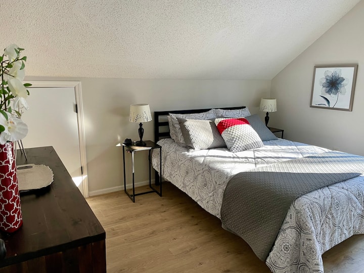 Upstairs Bedroom #1 (Queen)
