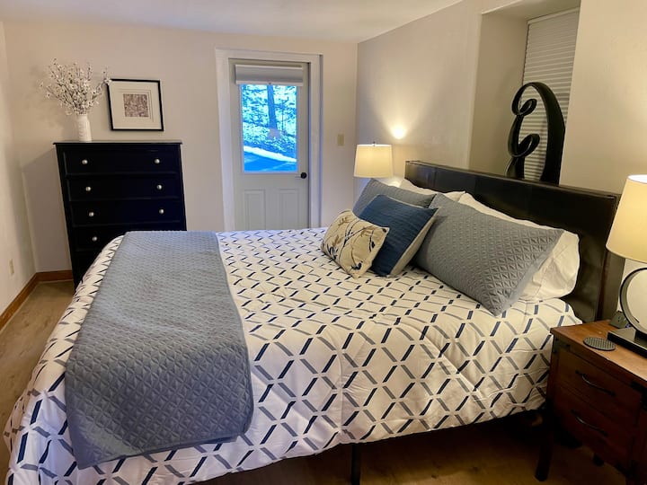 Downstairs Bedroom (King)