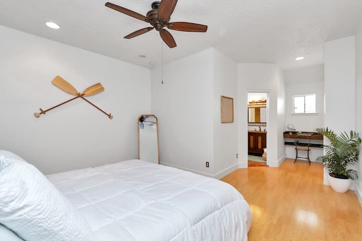 Suite parentale au troisième étage. Lit King Size, salle de bain complète et dressing.