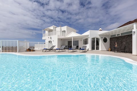 Villa with ocean views & infinity heated pool