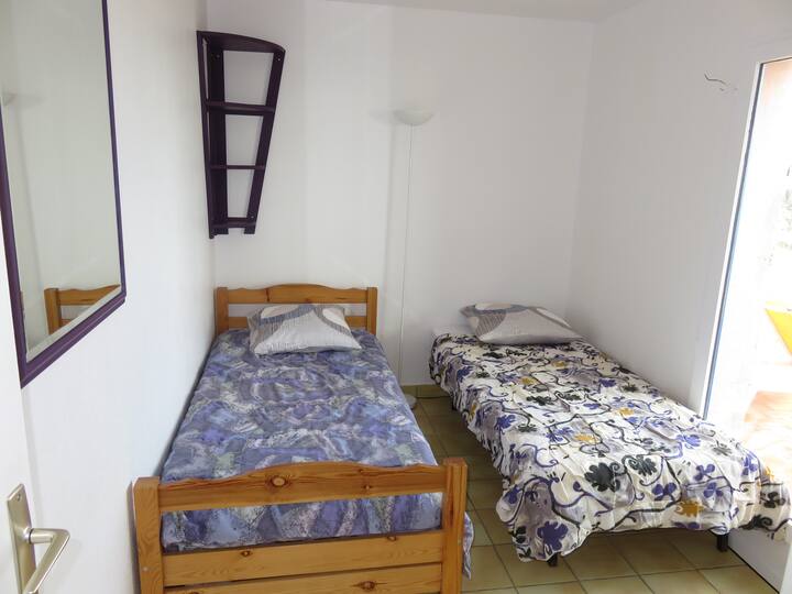 Chambre 2 (lits séparés + 1 grande armoire)
Porte fenêtre coté terrasse (vue mer)