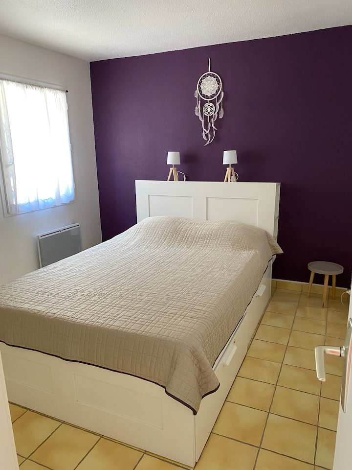 Chambre 1 (lit double + 1 grande armoire)
Fenêtre coté grande terrasse et jardin