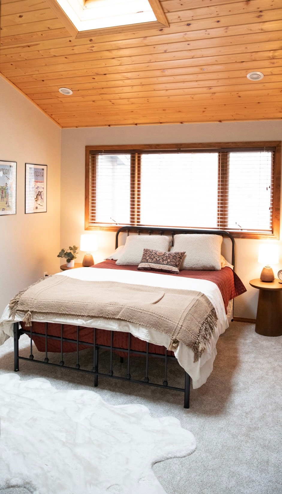 غرفة نوم رقم2 بسرير ملكي وحمام داخلي 