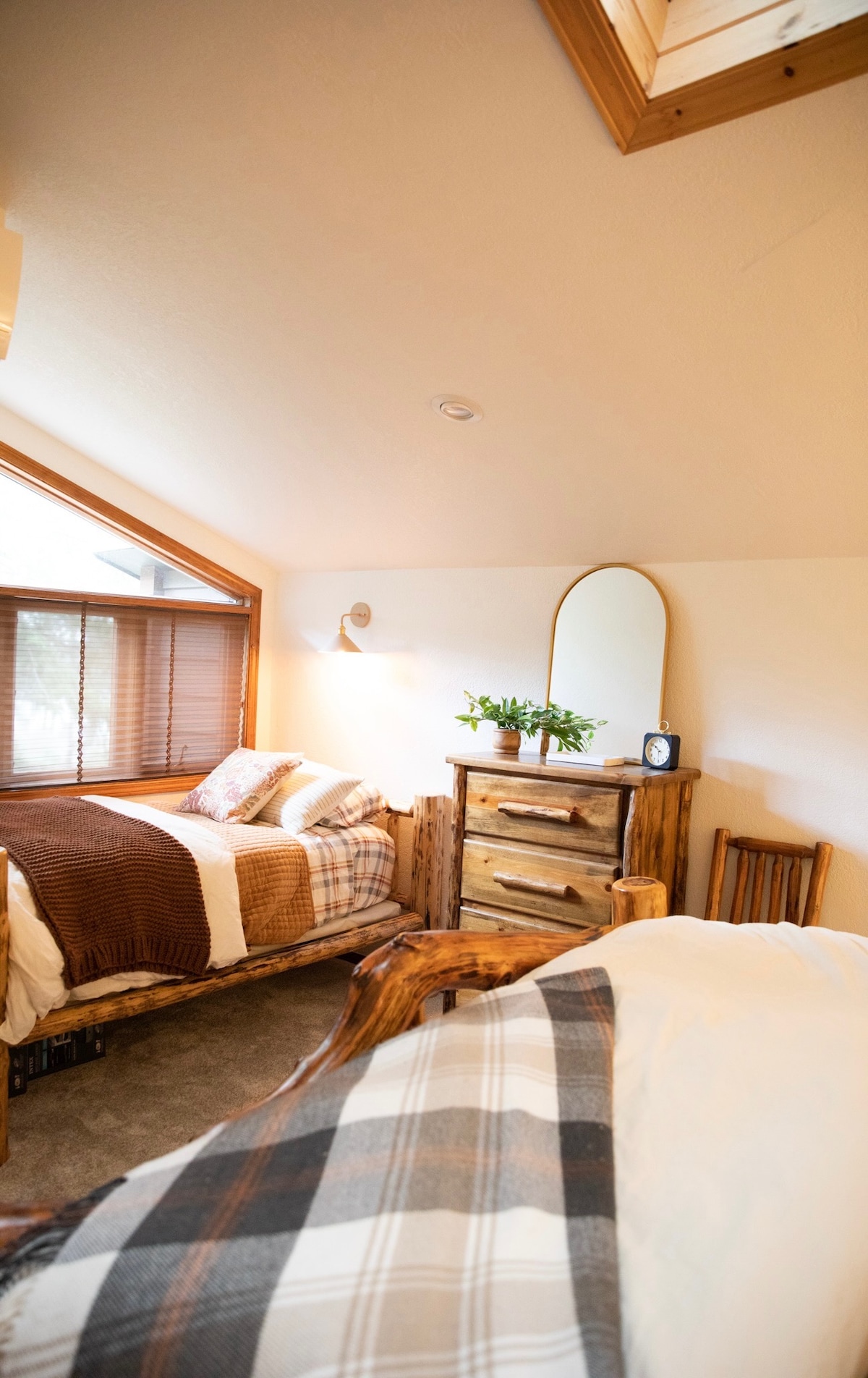 غرفة نوم رقم3 بسرير كبير وسرير مزدوج 