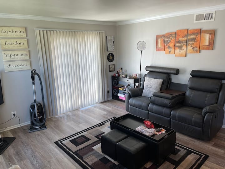 Lovely 2 bedroom condo 6 miles away from Six Flags Condominiums for