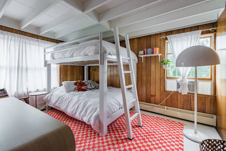 Malkia ukubwa bunk kitanda chumba kwa ajili ya wale ambao kama kukaa karibu. 