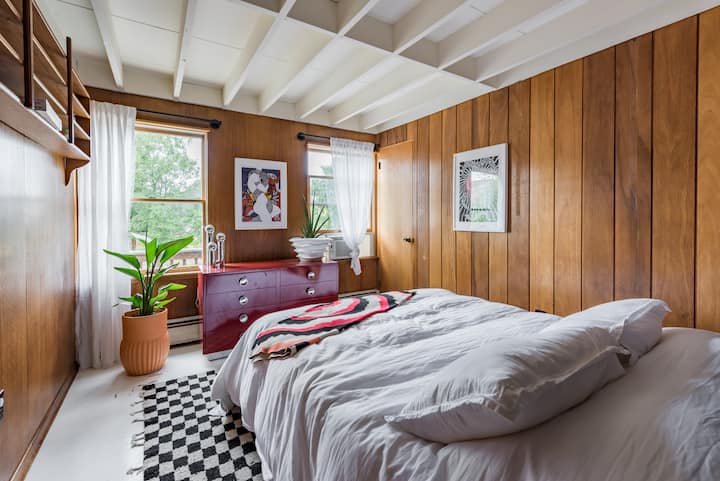 Taa ya Chrome kwa mwanga laini na usiku laini.