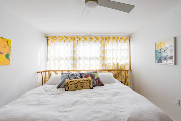 Kitanda cha ukubwa wa mfalme na shabiki wa dari (watu wa ziada warefu zaidi, angalia kichwa chako).