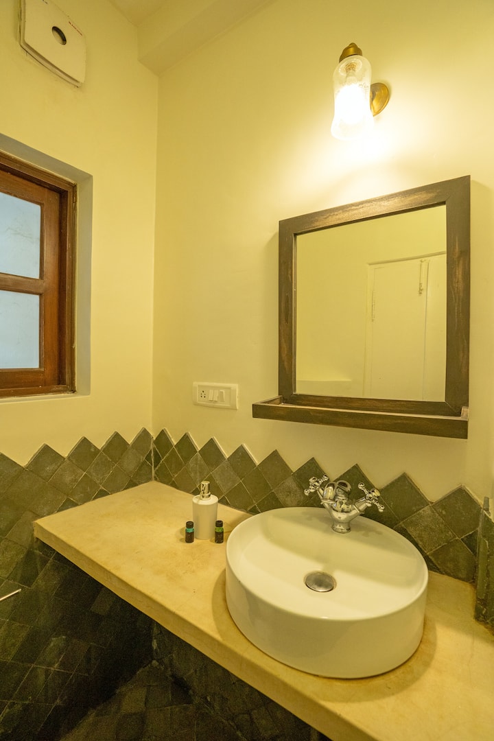 Full bathroom 1 image 1
