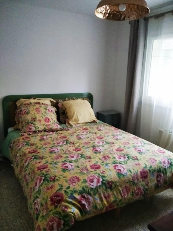 חדר שינה על צלע ההר, מיטת קווין סייז. 