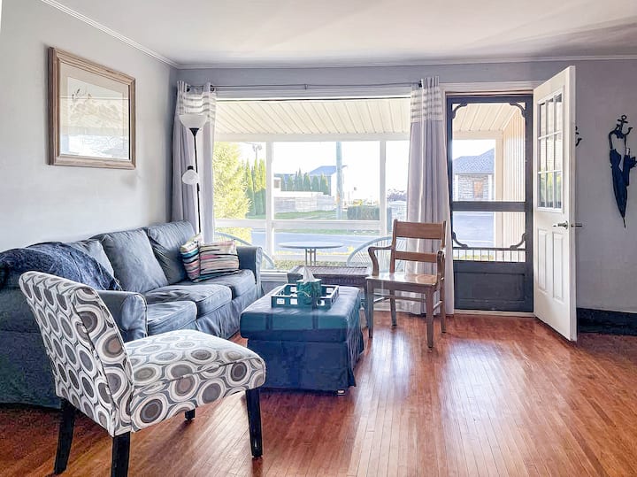 Erie View Cheery 3 Bedroom Cottage in Port Dover Houses for Rent in