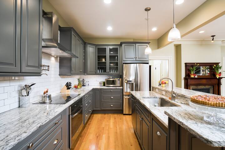 Elegant Victorian House, sleeps 14 near Brown/RISD gallery image 4